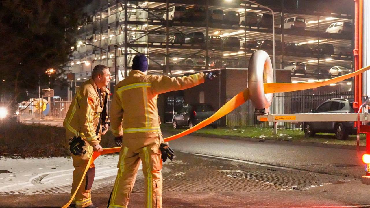 De brandweer bestrijdt de broeibrand aan de Gerstdijk in Helmond (foto: Harrie Grijseels/SQ Vision).