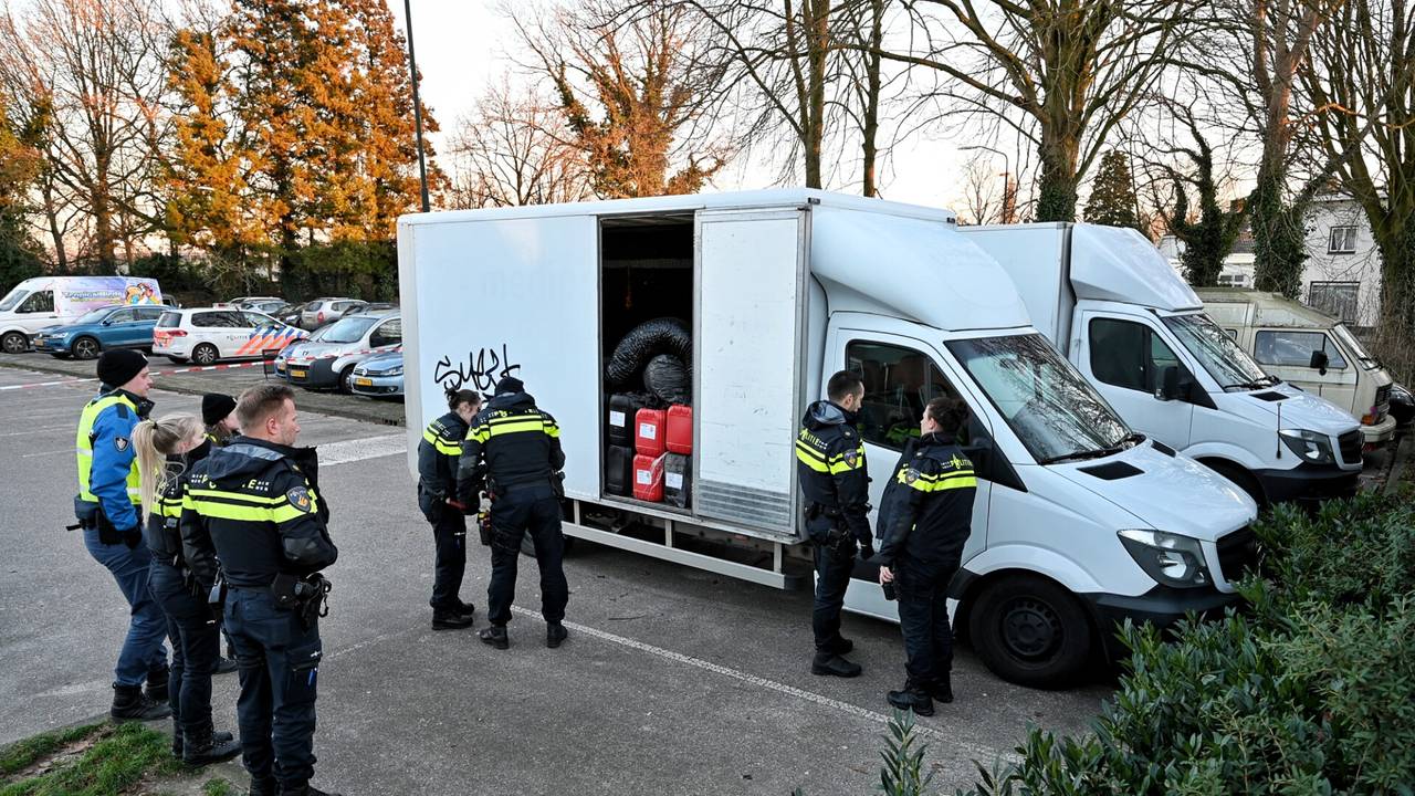 Politie bij de twee bakwagens in Goirle (foto: Toby de Kort/SQ Vision).