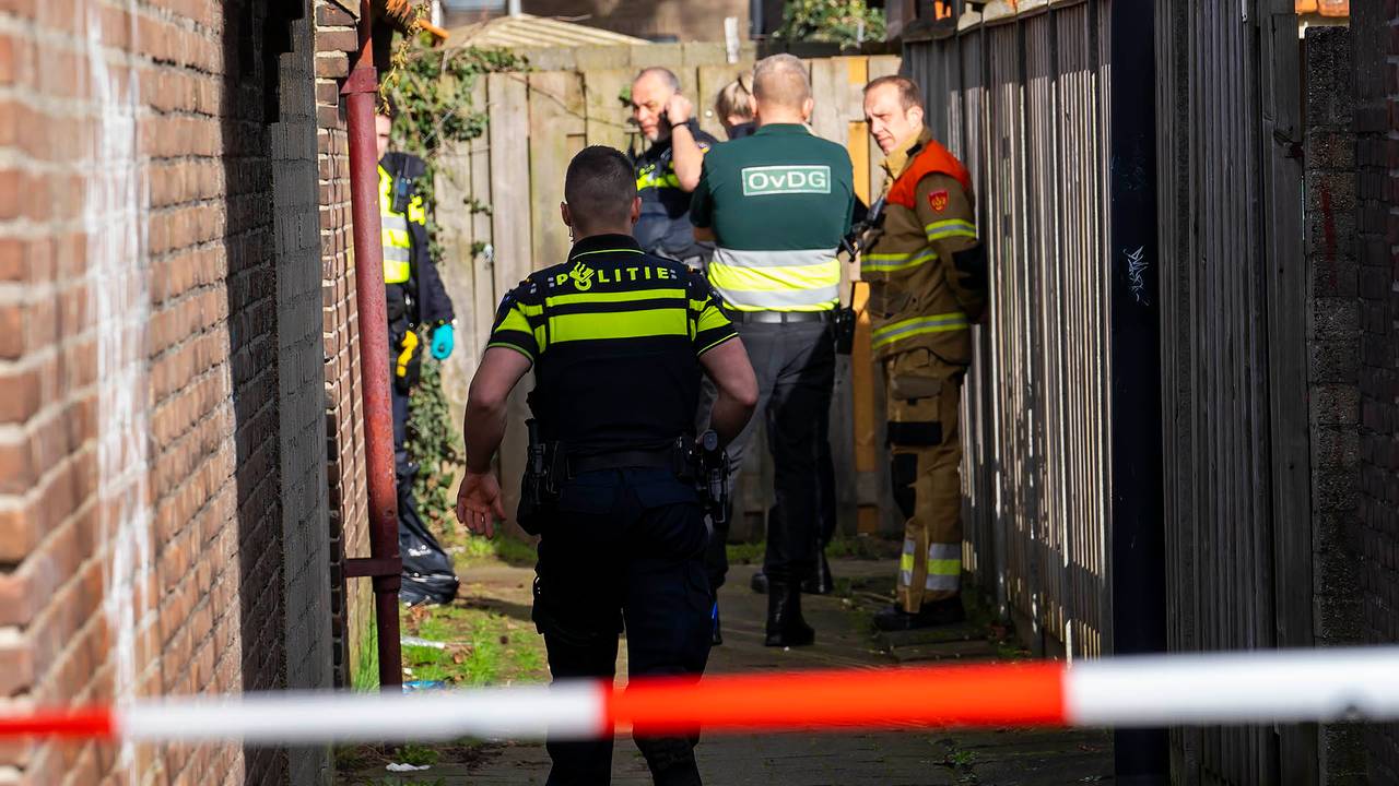 Onderzoek in het steekje waar de man werd gevonden foto: Gabor Heeres/SQ Vision Mediaprodukties).