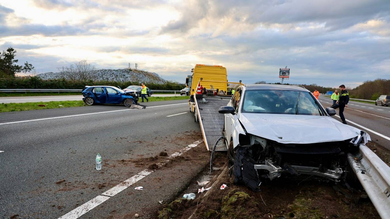 Major Accident on A73 Highway Near Vierlingsbeek Causes Road Closure in Both Directions