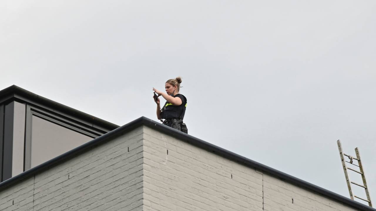 Een agente neemt de situatie in ogenschouw (foto: Perry Roovers/SQ Vision).