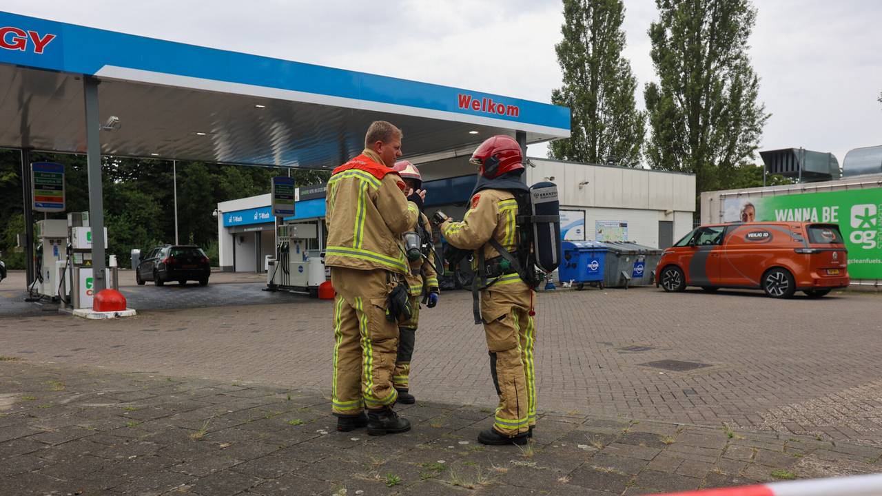 Brandweerlieden overleggen met elkaar bij tankstation (foto: Arno van der Linden/SQ Vision).
