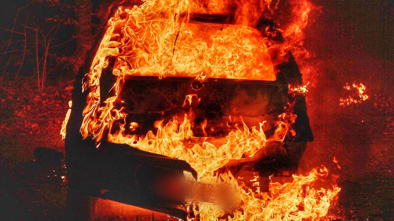 Van de auto in Eersel bleef slechts een wrak over (foto: Rico Vogels/SQ Vision).