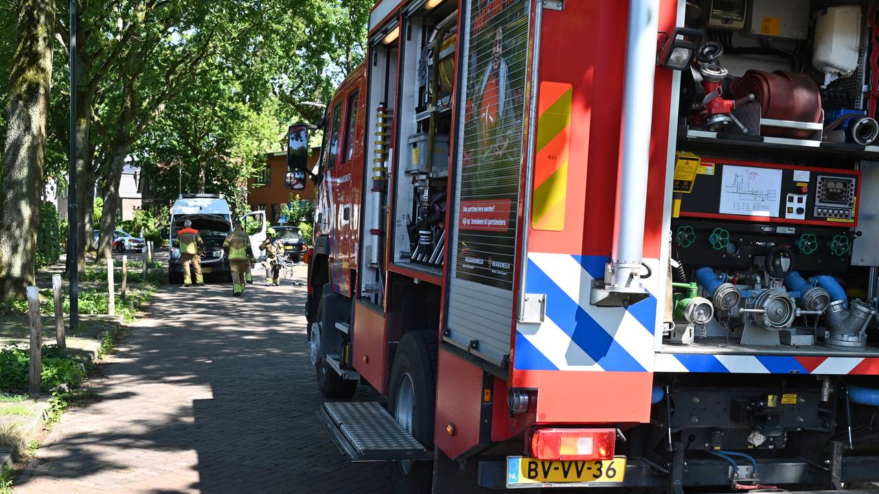 Vanwege de rokende bestelbus in Breda werd de brandweer opgeroepen (foto: Perry Roovers/SQ Vision).