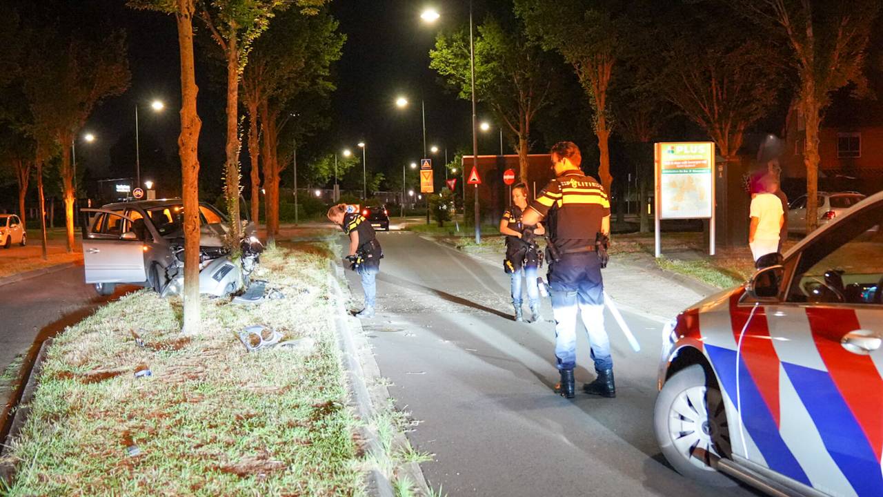 De bestuurder verloor in de Nachtegaallaan in Helmond de macht over het stuur.