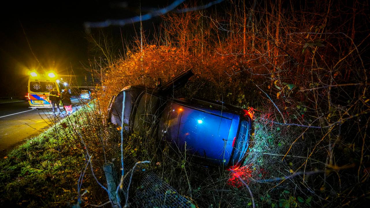 De auto belandde in de bosjes naast de A270 (foto: SQ Vision).