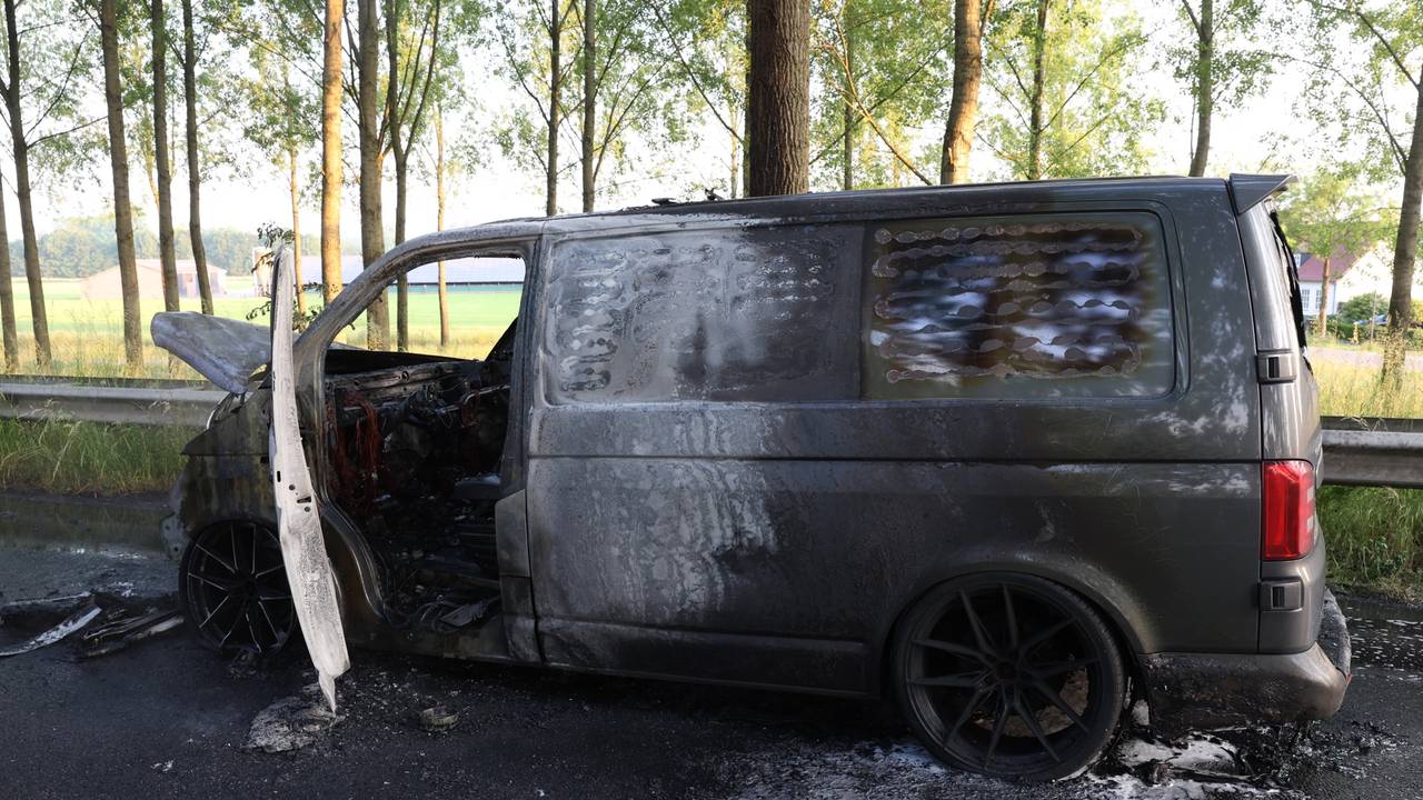 Van de bestelbus in Best bleef slechts een wrak over (foto: Sander van Gils/SQ Vision).