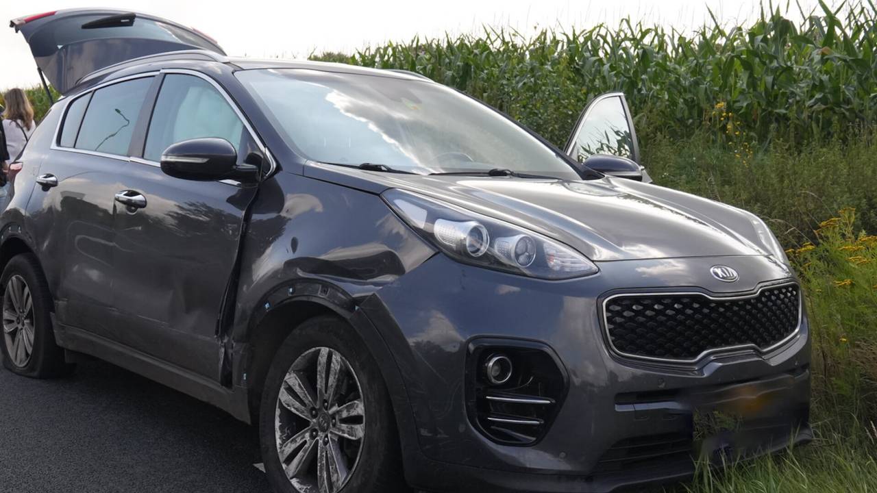 Een bergingsbedrijf heeft na de botsing ion Gemert beide betrokken auto's meegenomen.