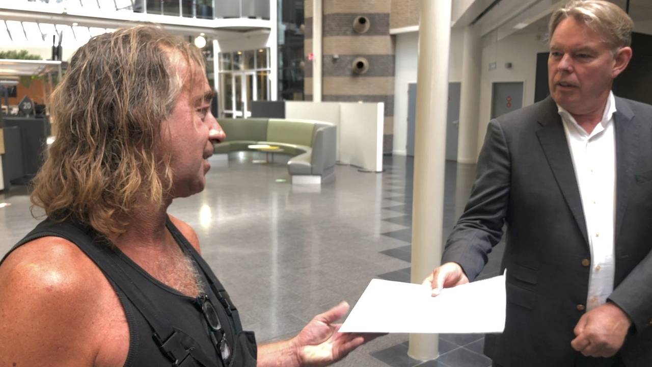 Jongerenwerker Rino Driessen van Ariba overhandigt petitie aan gemeente Breda.