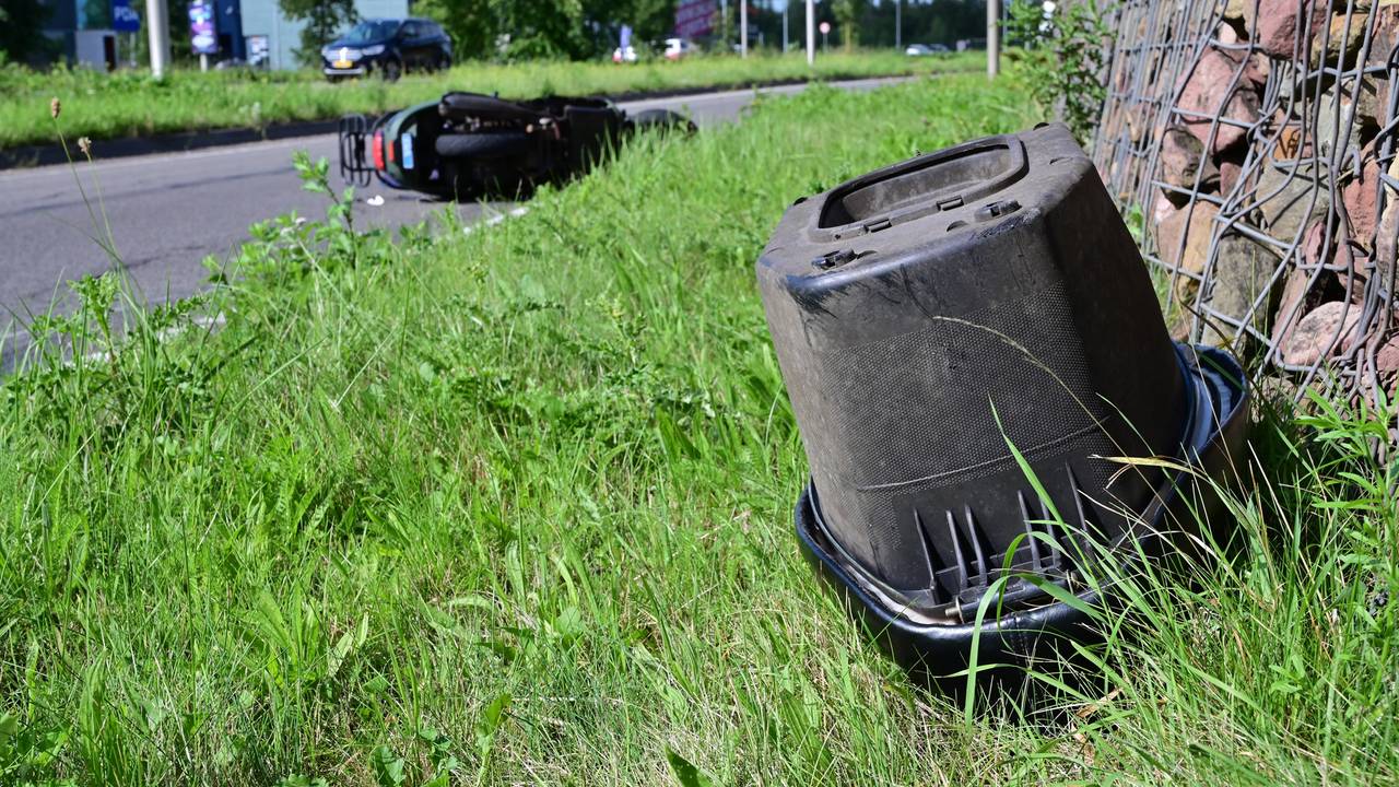 Het zadelgedeelte van de scooter schoot na het ongeluk los (foto: Perry Roovers/SQ Vision).