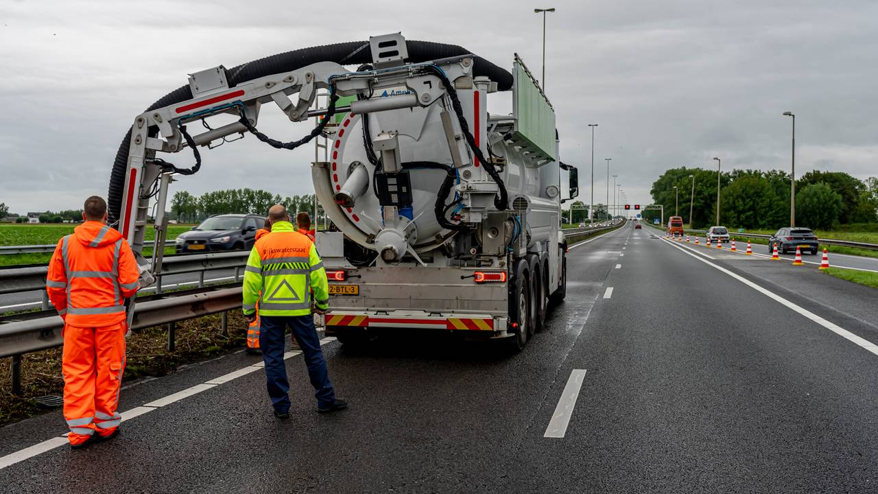 Vanwege de vele regen werd de A27 enige tijd afgesloten (foto: Marcel van Dorst/SQ Vision).
