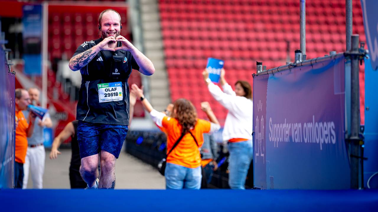Rennen door het Philips Stadion (foto: Marcel van Dorst, Eye4images).