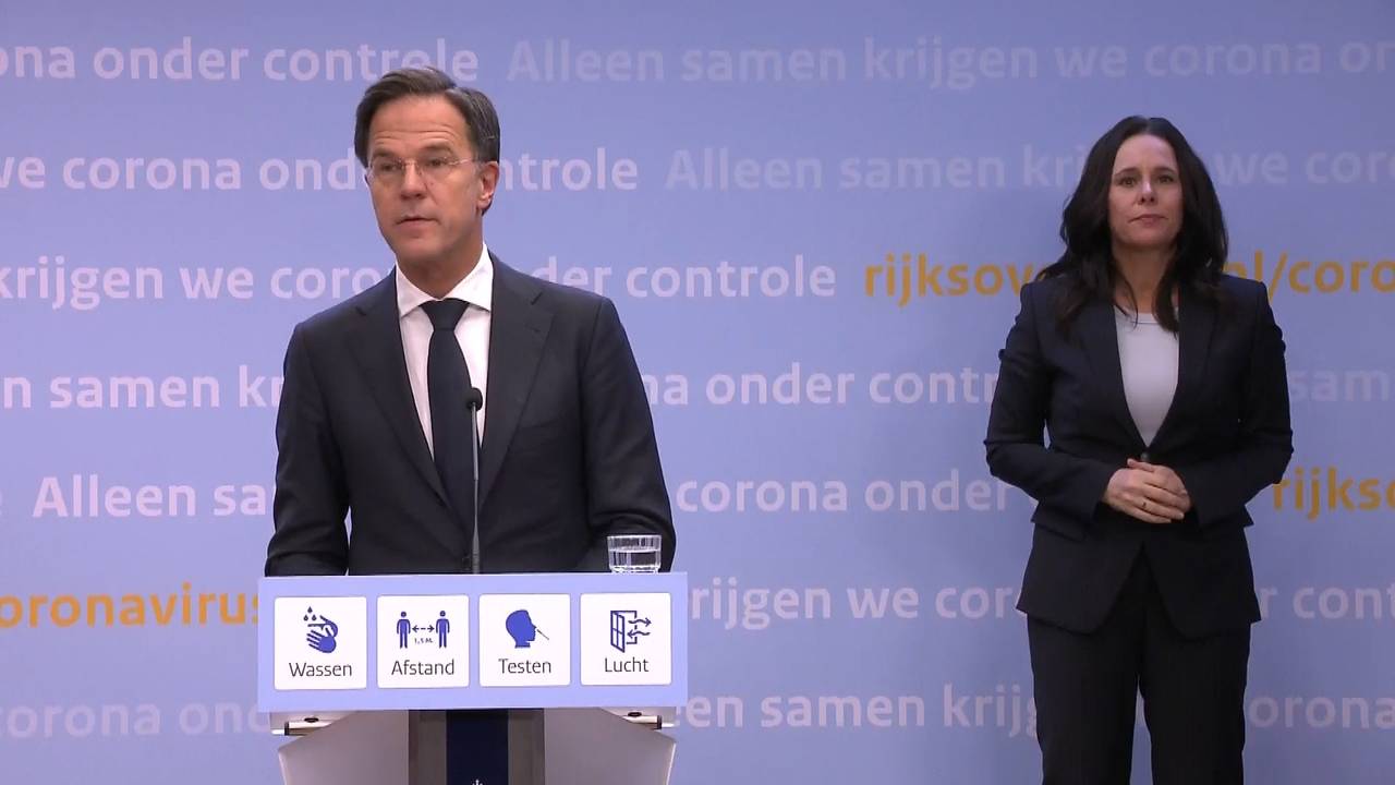 Premier Rutte tijdens de persconferentie zaterdagavond.