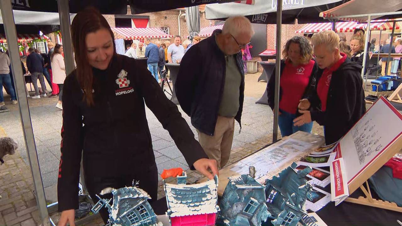 Tessa laat zien hoe de Roosendaalse wagen uiteindelijk op en neer moet bewegen (foto: Omroep Brabant).
