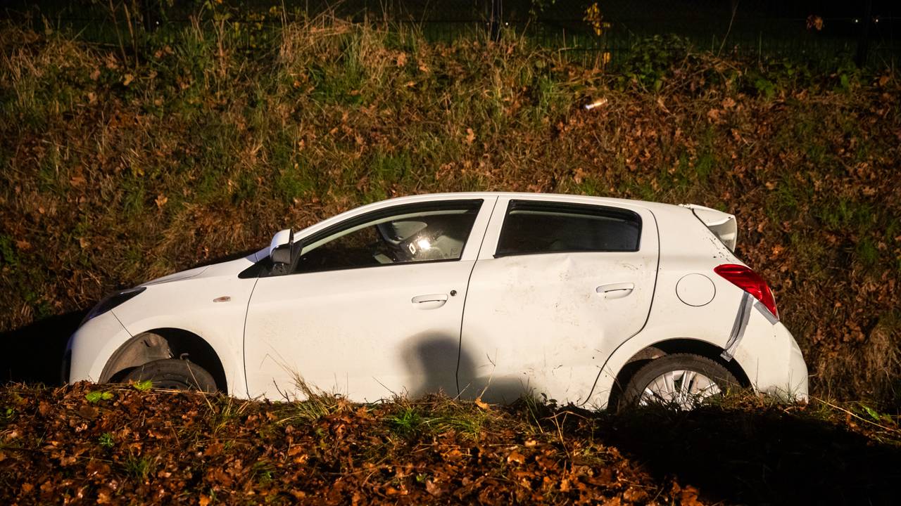 De wagen kwam in een sloot tot stilstand (foto: Christian Traets/SQ Vision).