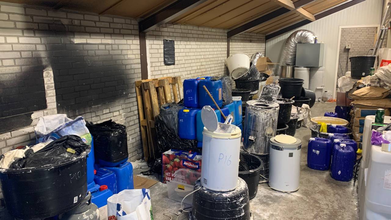 Een kijkje in het crystal methlab in Veghel vieze troep en zoete