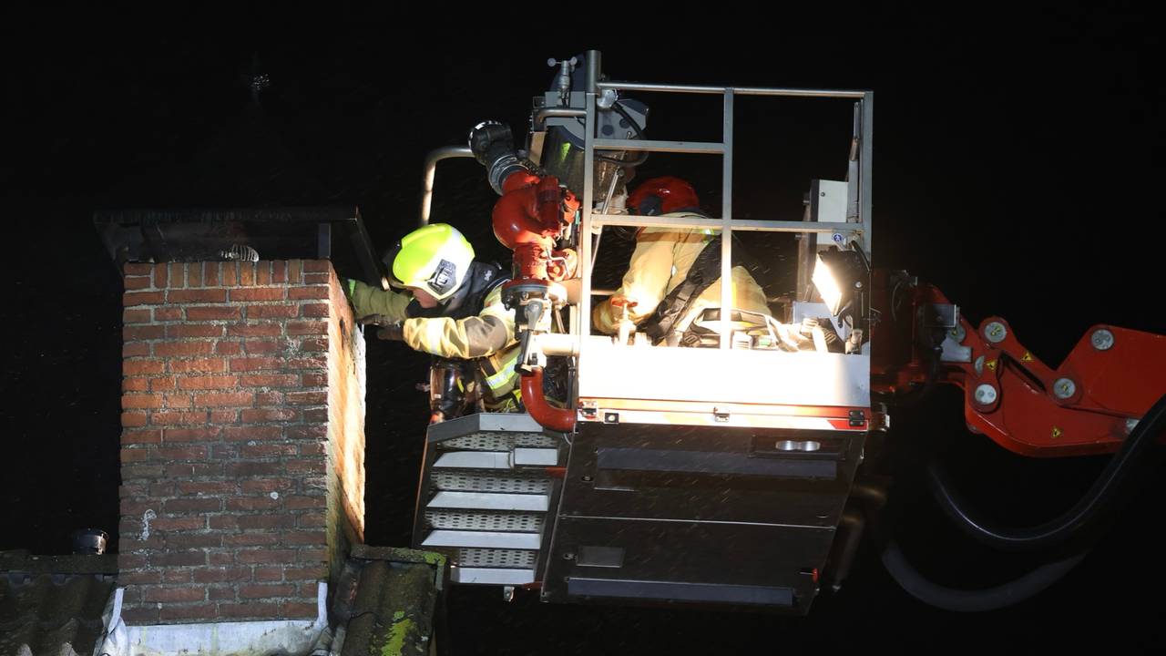 Met een zogenoemde ramoneur werden de in brand staande roet- en koolresten van de schoorsteenwand verwijderd (foto: Sander van Gils/SQ Vision).