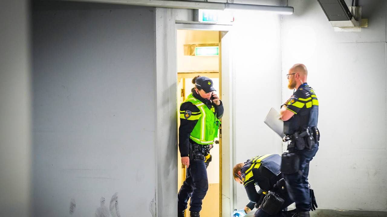 Politie bezig met sporenonderzoek (foto: SQ Vision).