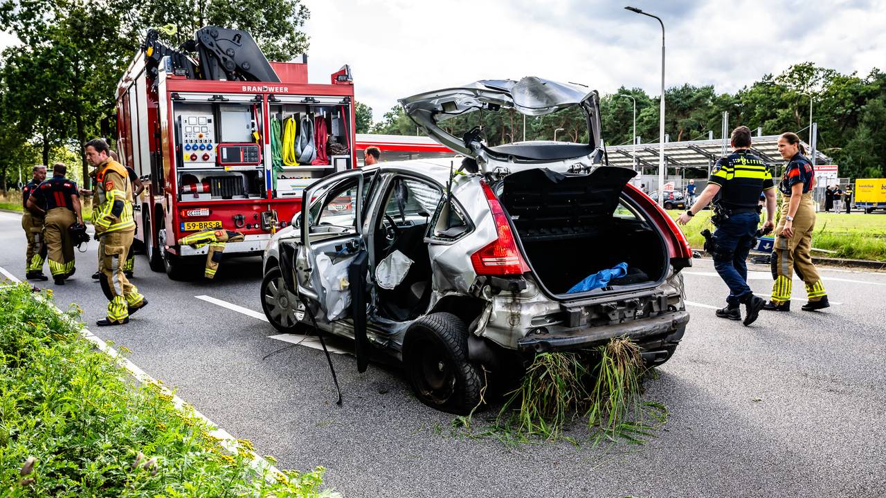 De uit de greppel getakelde wagen (foto: Jack Brekelmans/SQ Vision).
