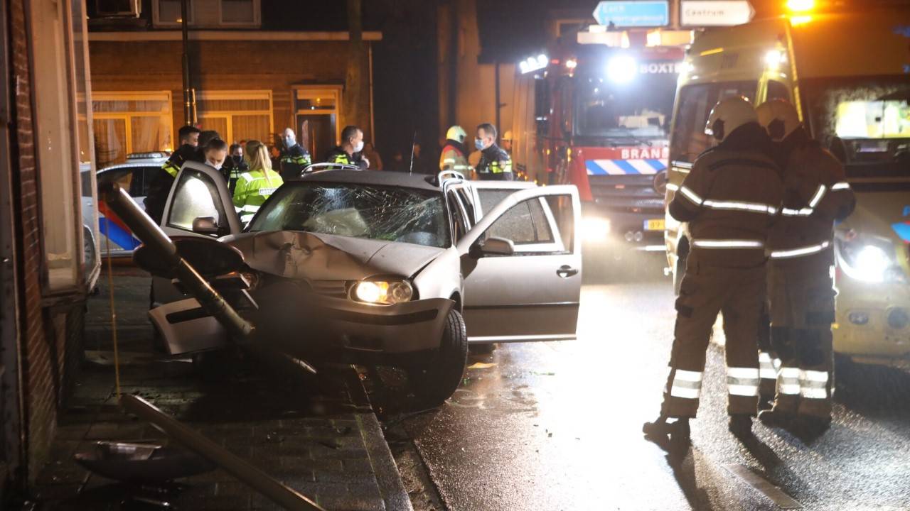 112-nieuws: auto crasht in Boxtel • vrouw gaat ervandoor na ongeluk Nuenen.