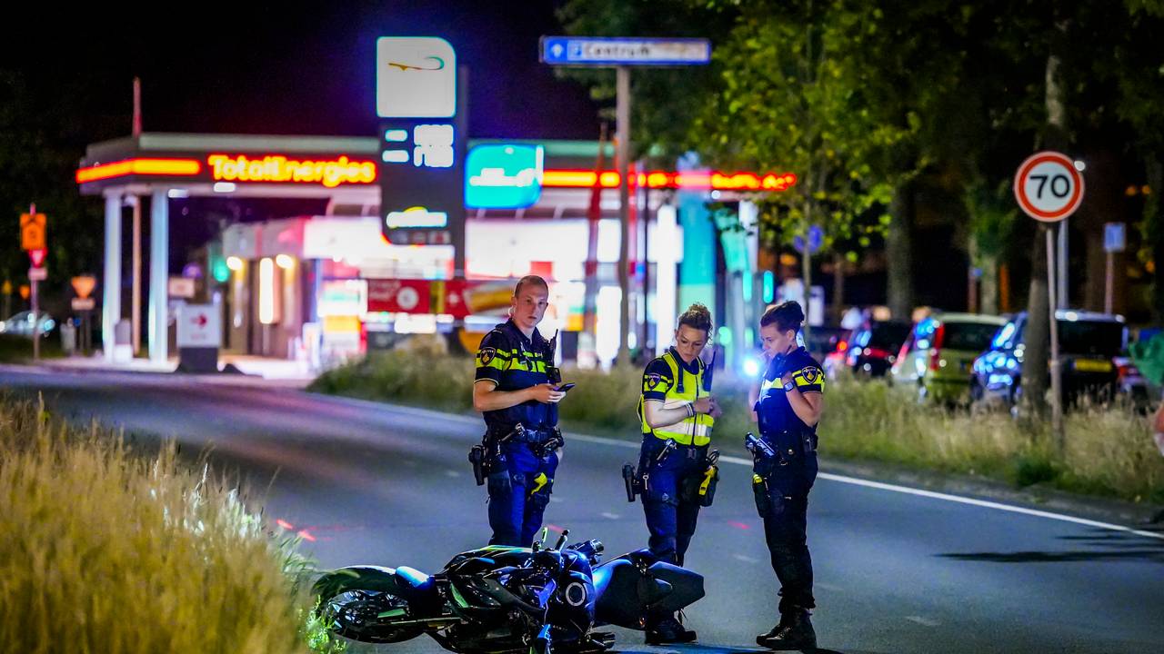 Agenten ontfermen zich over de motor (foto: SQ Vision).