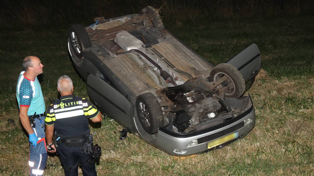 Een bergingsbedrijf haalde de gecrashte auto bij Dongen op (foto: Marco van den Broek/SQ Vision). 