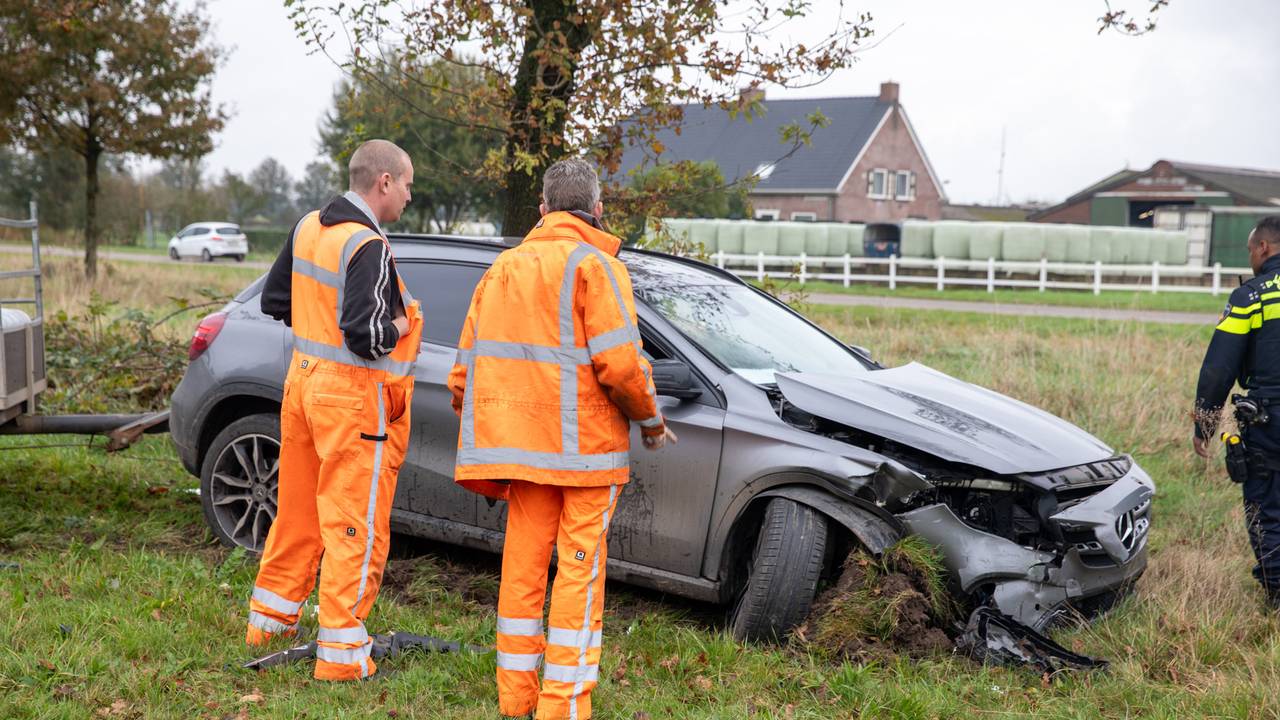 Bergers buigen zich over een van de beschadigde wagens (foto: Christian Traets/SQ Vision).