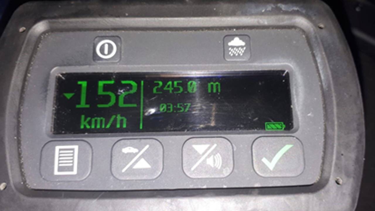 De automobilist reed met een snelheid van ruim 150 kilometer per uur door Tilburg (foto: Twitter Politie Tilburg eo).