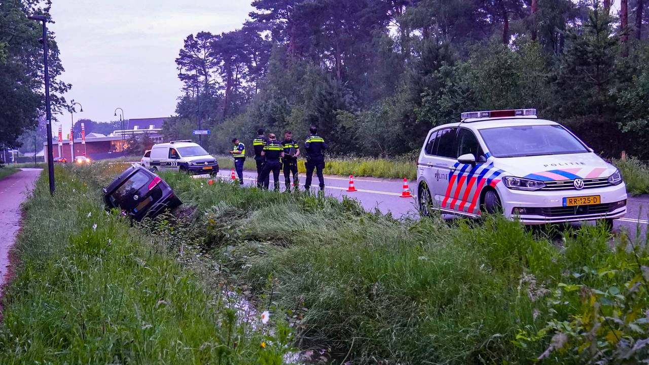 Hoe de auto in de sloot naast de Stiphoutsedreef in Helmond kon terechtkomen, wordt onderzocht (foto: Harrie Grijseels/SQ Vision).