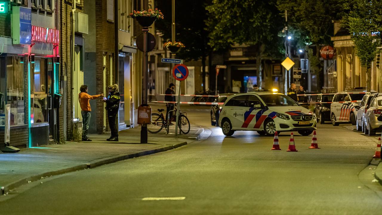 De politie doet onderzoek op de Korvelseweg in Tilburg (foto: Jack Brekelmans).
