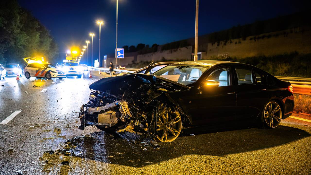 De botsing vond rond halfelf zondagavond plaats bij Tilburg (foto: Jack Brekelmans/SQ Vision).