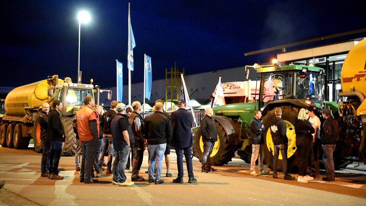 Boze boeren blokkeren distributiecentrum Albert Heijn in Tilburg.