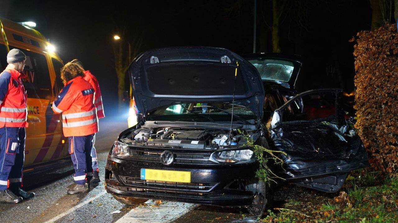 De bestuurder en een inzittende raakten bij de crash in Vinkel gewond (foto: Bart Meesters).