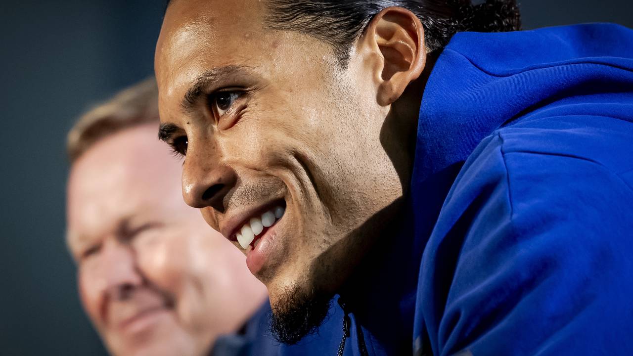 Virgil van Dijk en bondscoach Ronald Koeman tijdens de persconferentie (foto: ANP, Robin van Lonkhuijsen).