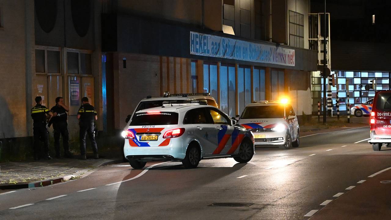 De politie was dinsdagavond vlak voor middernacht met veel mensen aanwezig op de Bredase Tramsingel (foto: Perry Roovers/SQ Vision).