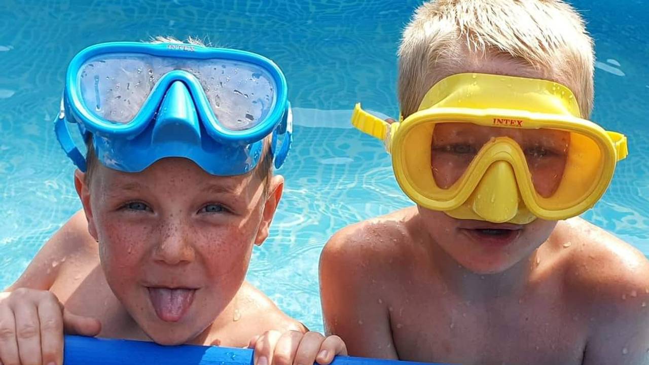 Bram en Gijs genieten in het zwembad (foto: Chantal Talleke).