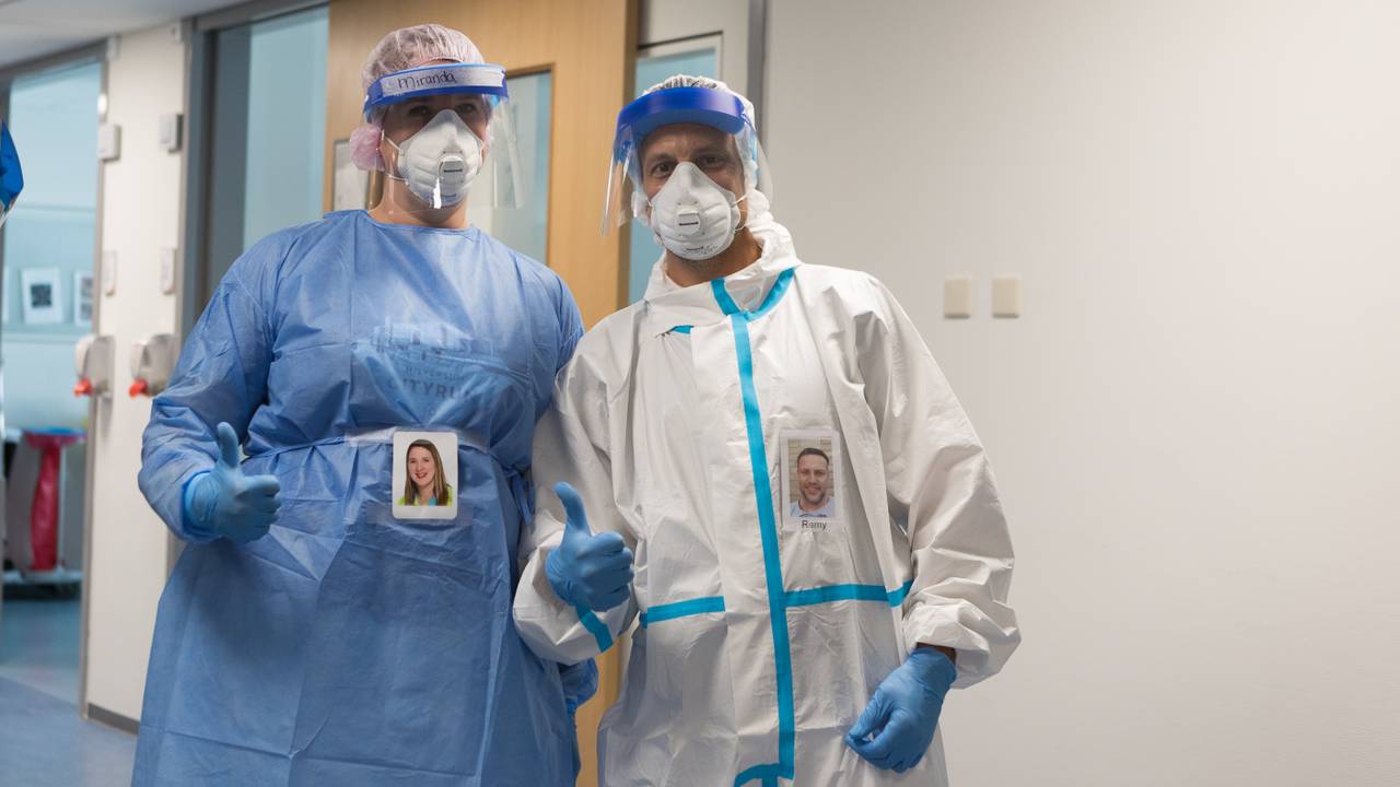 IC-medewerkers Miranda Biemans en Remy Lambregts zijn nu ook herkenbaar voor de patiënten.