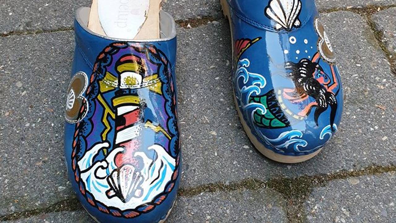 Klompen beschilderd door Timothy Mahler