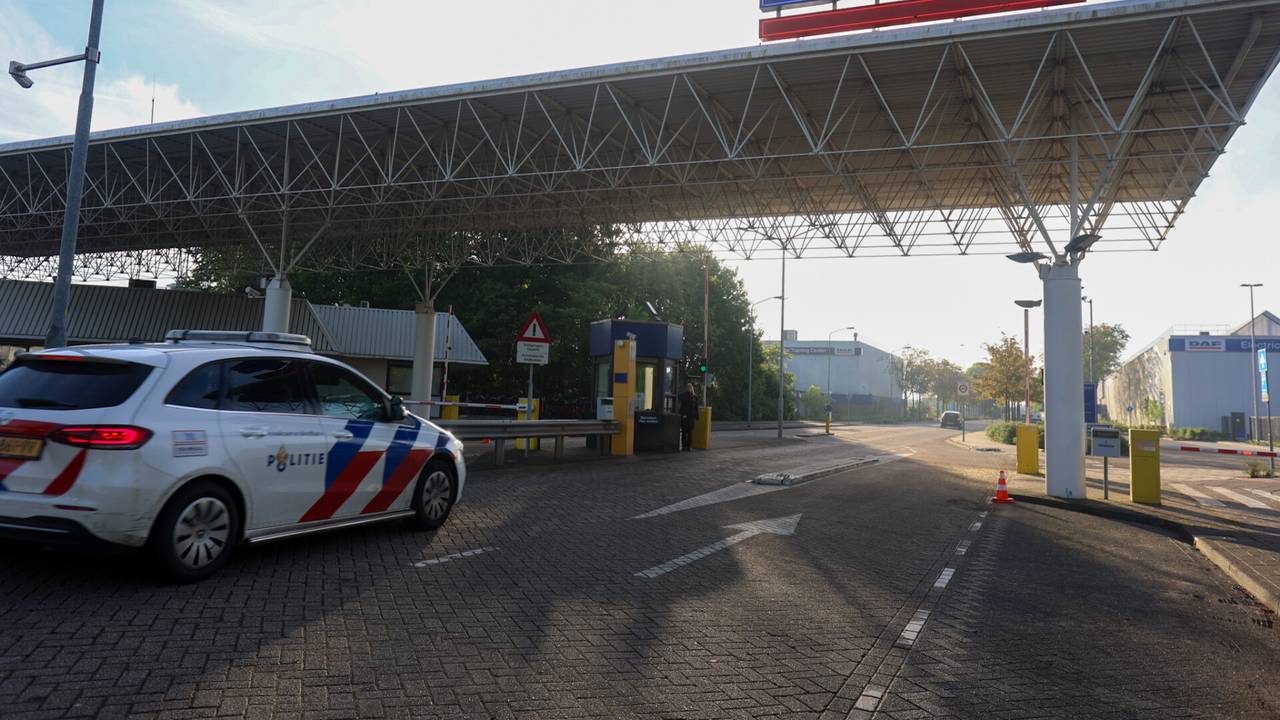 Ook de politie kwam na de brandmelding snel naar DAFG Trucks in Eindhoven (foto: Arno van der Linden/SQ Vision).