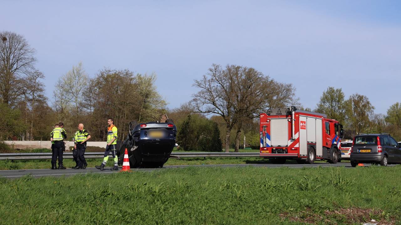 De auto sloeg bij Sint-Oedenrode over de kop (foto: Sander van Gils/SQ Vision).