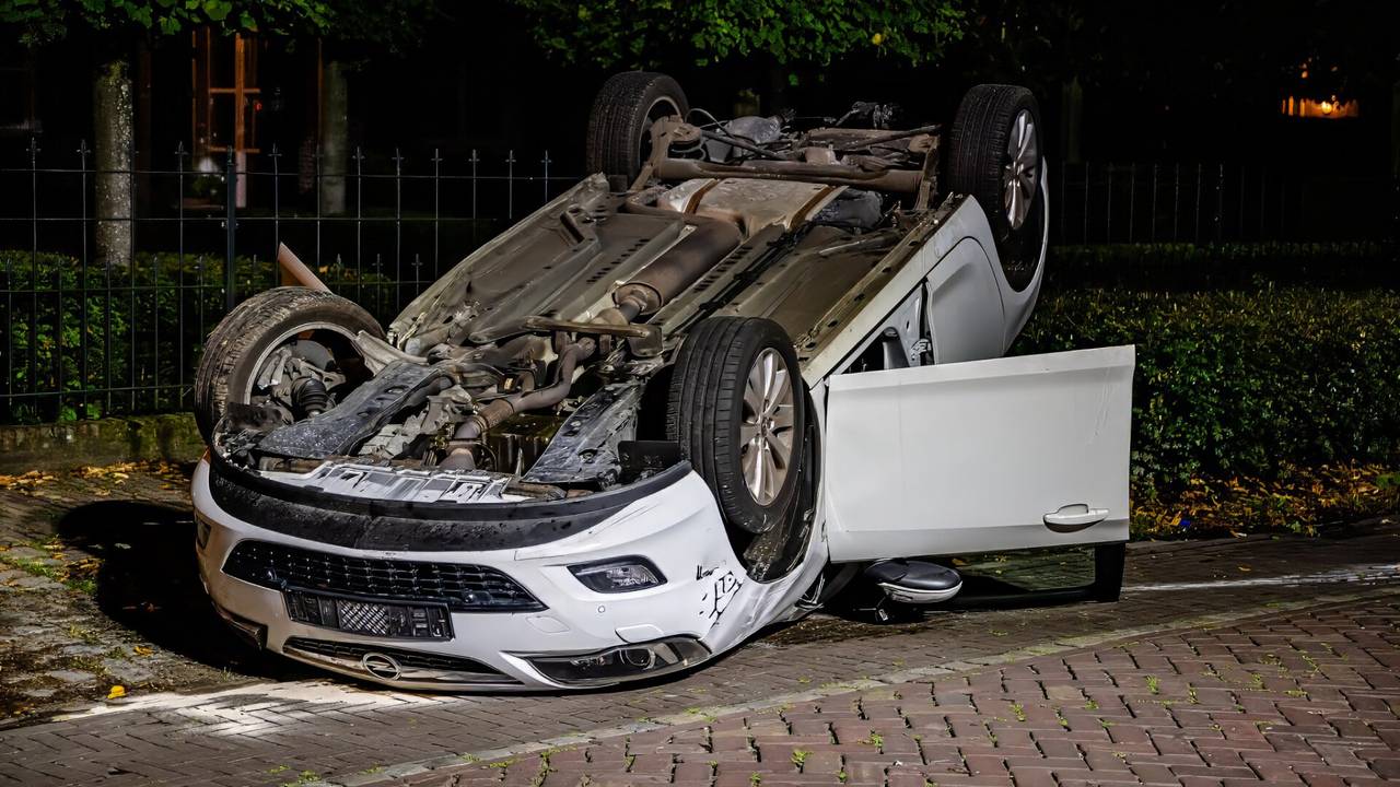 De bestuurder van de auto was de macht over het stuur kwijtgeraakt en ramde met zijn auto een boom (foto: Jack Brekelmans/SQ Vision).
