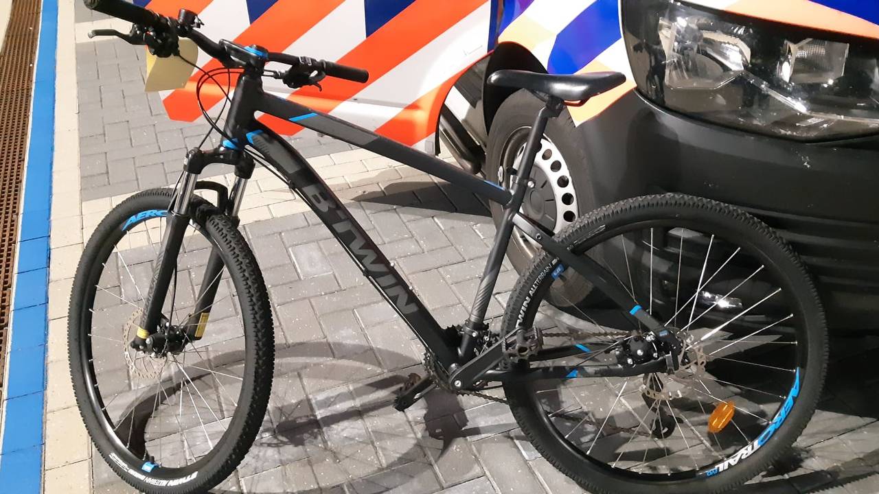 Een van de vele fietsen die ontdekt werden in een schuur in Bergen op Zoom (foto: Facebook politie Bergen op Zoom).