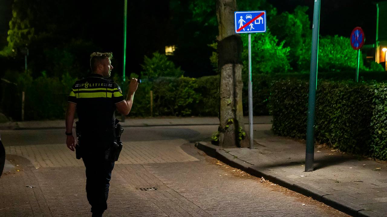 De politie doet onderzoek rond het appartementencomplex aan de Sint Willibrordusstraat in Berghem (foto: Gabor Heeres/SQ Vision).
