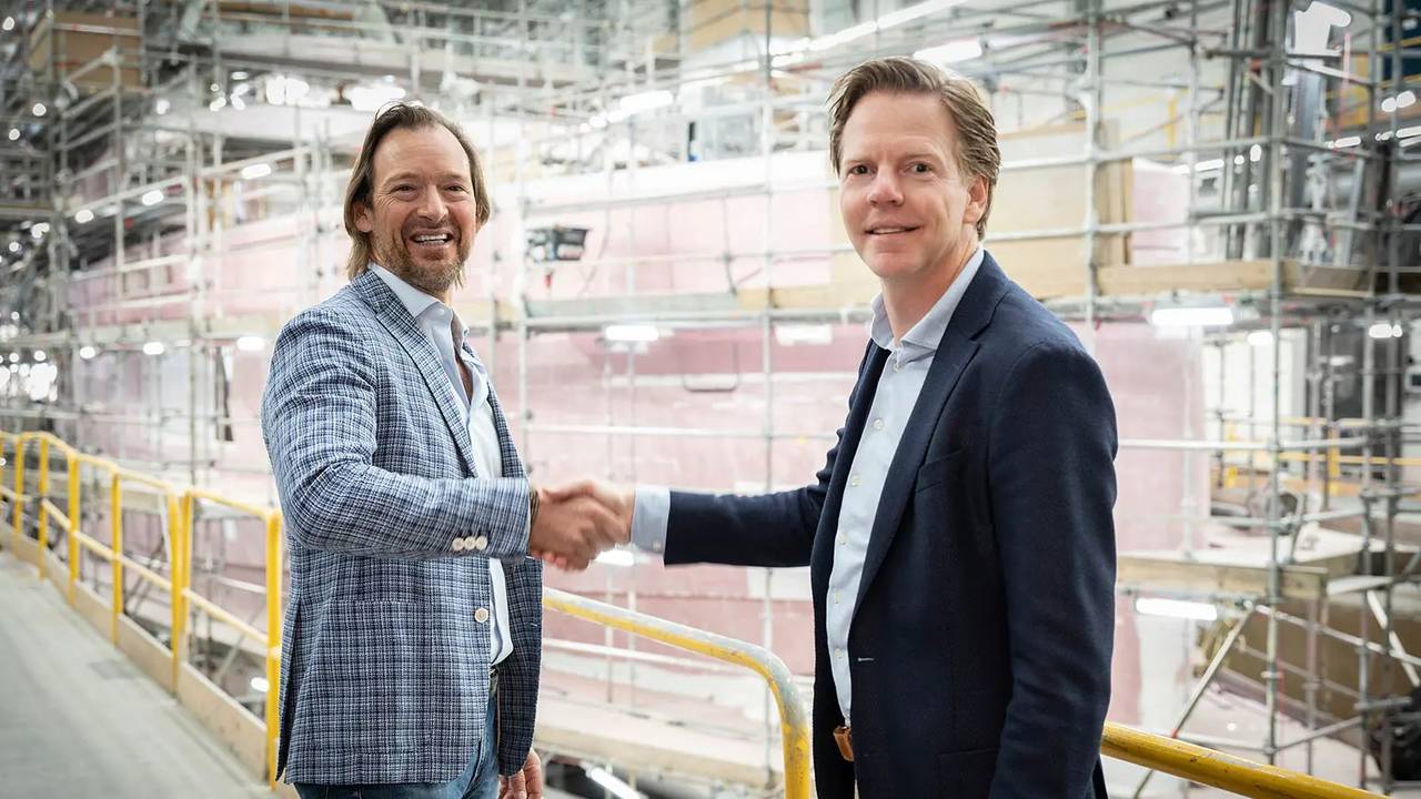 Links staat Laurens Last met CEO Niels Vaessen (foto: Heesen Yachts).