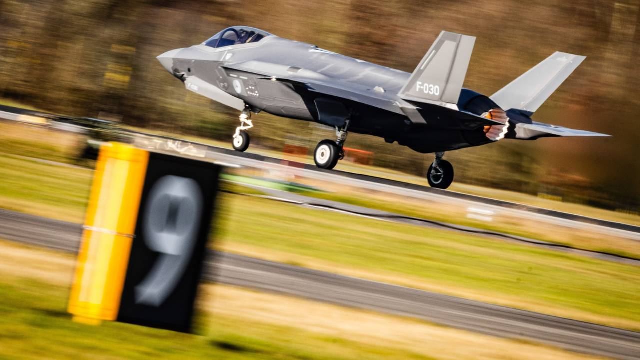 Een F-35 straaljager stijgt op vanaf vliegbasis Volkel (Foto: ANP)