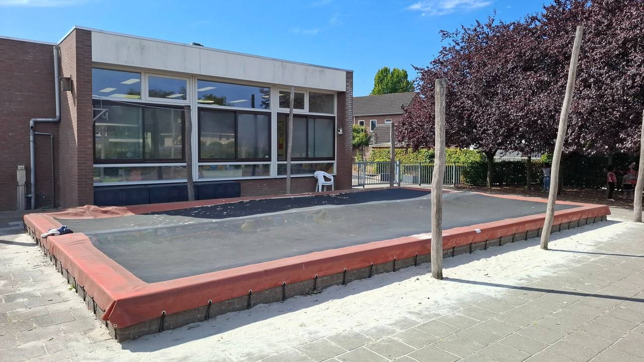 Het schaduwdoek boven de zandbank is gestolen (foto: Basisschool de Schatkist).