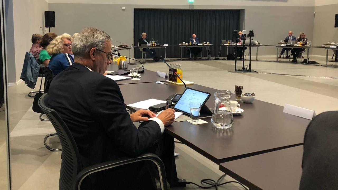 Burgemeester Brenninkmeijer tijdens de raadsvergadering.