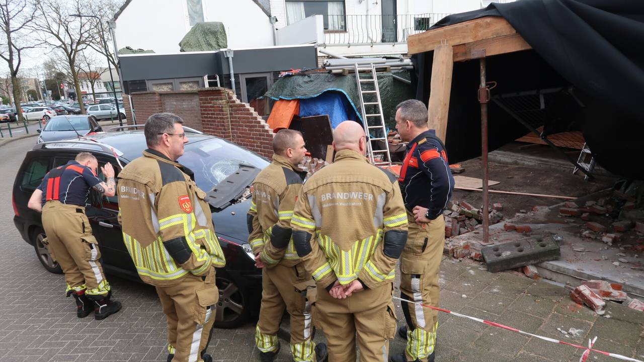 Brandweerlieden beoordelen de situatie (foto: Perry Roovers/SQ Vision).