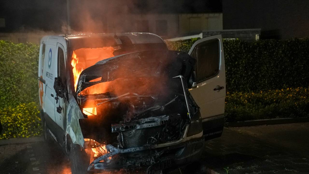 bestelbus in vlammen op • man komt om het leven bij aanrijding.