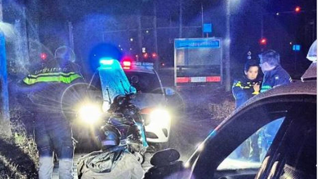 De scooterrijder kon na een korte achtervolging worden aangehouden (foto: Instagram politie Den Bosch).